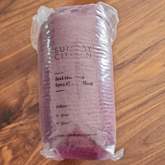Sunday Citizen Snug Throw, New. - Picture 1 of 4